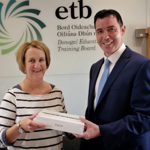 Joe McLaughlin, Cornmarket, presents Linda Harley with an iPad Air.